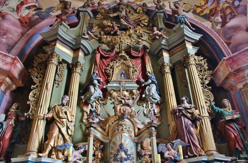 Krapina, Croatia: Our Lady of Jerusalem was built to house the gold statue of Mary that is encased behind the main altar.